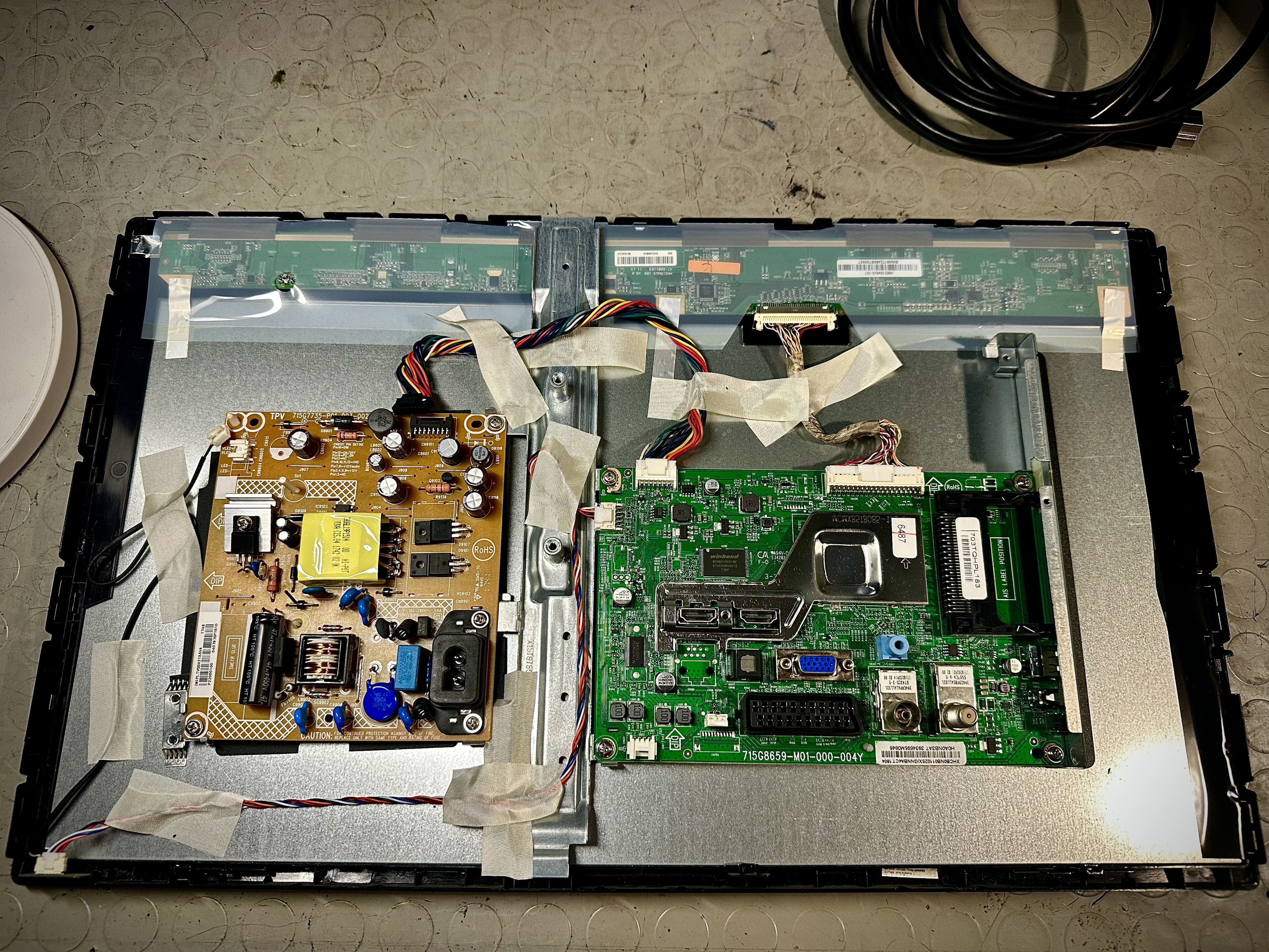 Interno del TV Philips 22PFS4022 con scheda di alimentazione e mainboard visibili per la diagnosi del guasto